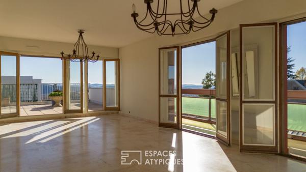 Grand appartement traversant avec belle terrasse , vue dominante et garage , centre ville