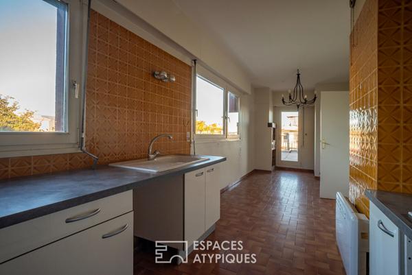 Grand appartement traversant avec belle terrasse , vue dominante et garage , centre ville