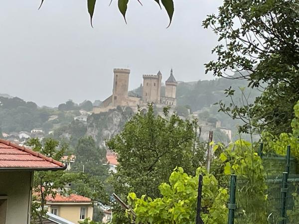 A VENDRE MAISON AVEC VUE SUR LE CHATEAU + GARAGE + JARDIN
