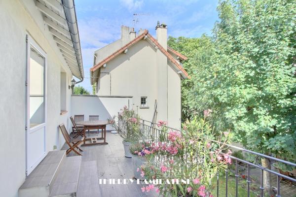 CENTRE VILLE !! IMMEUBLE DE RAPPORT R+1 - 3 GRANDS STUDIOS TOUTE EQUIPES LOUES A L ANNEE en résidence hotelliere RENTA 30.000 euros EUROS ANNUEL