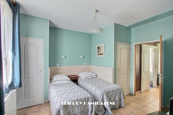 CENTRE VILLE !! IMMEUBLE DE RAPPORT R+1 - 3 GRANDS STUDIOS TOUTE EQUIPES LOUES A L ANNEE en résidence hotelliere RENTA 30.000 euros EUROS ANNUEL