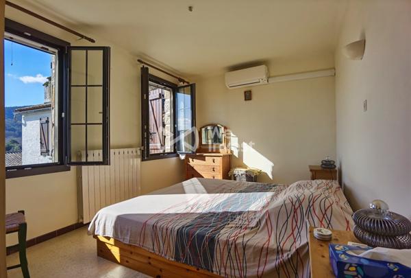 Maison en pierre de caractère avec piscine à Gravières (07140)