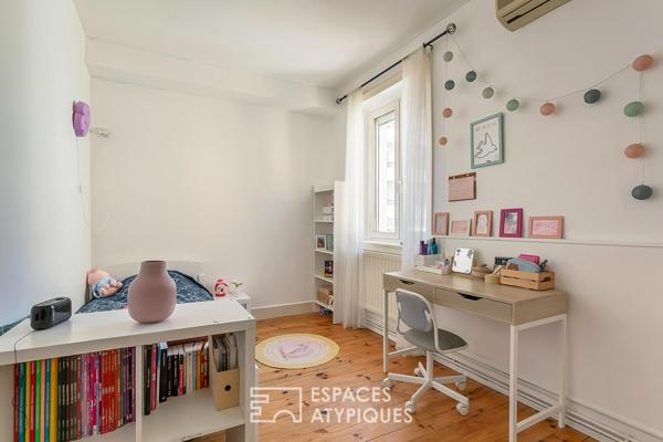 Maison atypique avec jardin et piscine
