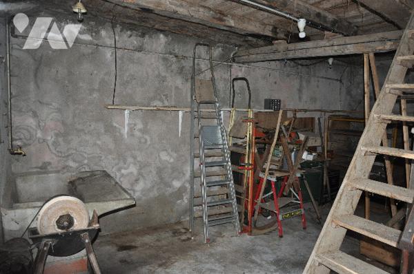 AURIGNAC centre : maison de village avec garage, grange et cour attenants et un jardin 
148.400 € CC