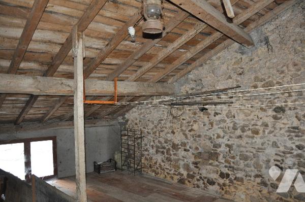 AURIGNAC centre : maison de village avec garage, grange et cour attenants et un jardin 
148.400 € CC