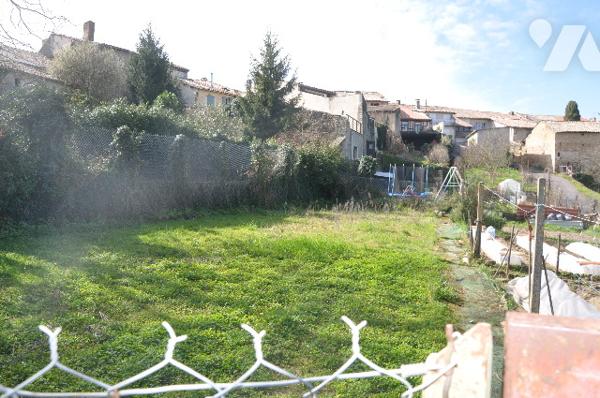 AURIGNAC centre : maison de village avec garage, grange et cour attenants et un jardin 
148.400 € CC