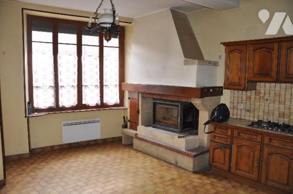 AURIGNAC centre : maison de village avec garage, grange et cour attenants et un jardin 
148.400 € CC