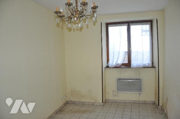 AURIGNAC centre : maison de village avec garage, grange et cour attenants et un jardin 
148.400 € CC