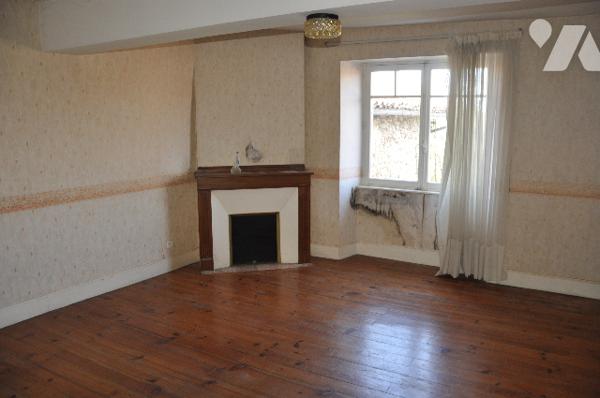 AURIGNAC centre : maison de village avec garage, grange et cour attenants et un jardin 
148.400 € CC