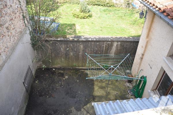 AURIGNAC centre : maison de village avec garage, grange et cour attenants et un jardin 
148.400 € CC