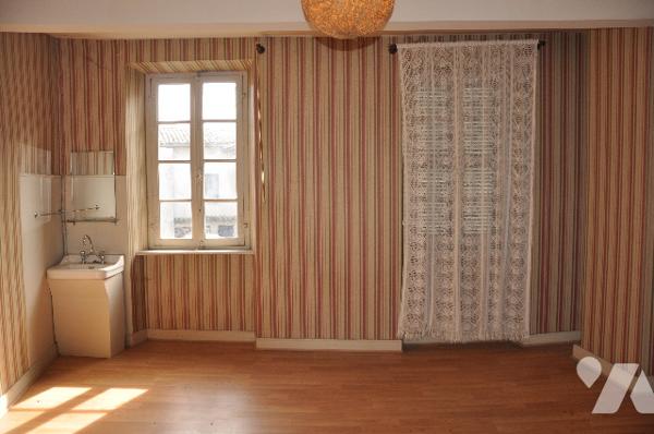 AURIGNAC centre : maison de village avec garage, grange et cour attenants et un jardin 
148.400 € CC