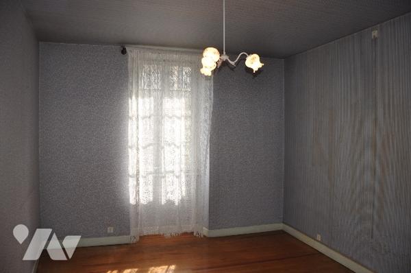 AURIGNAC centre : maison de village avec garage, grange et cour attenants et un jardin 
148.400 € CC