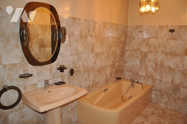 AURIGNAC centre : maison de village avec garage, grange et cour attenants et un jardin 
148.400 € CC