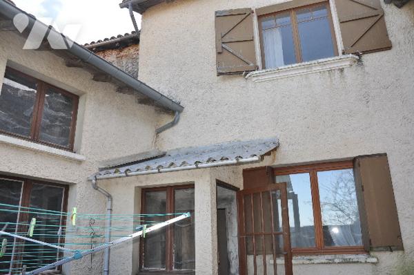 AURIGNAC centre : maison de village avec garage, grange et cour attenants et un jardin 
148.400 € CC