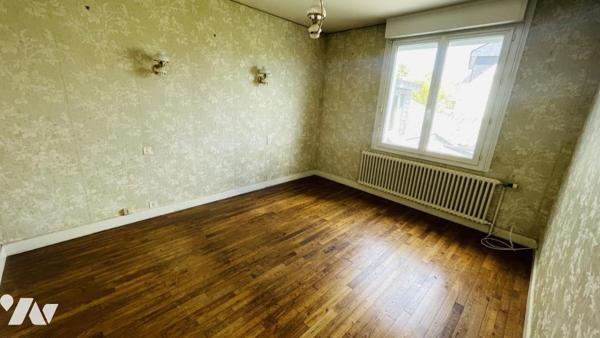 CENTRE VILLE AURAY – Maison de ville avec dépendances et 5 Chambres