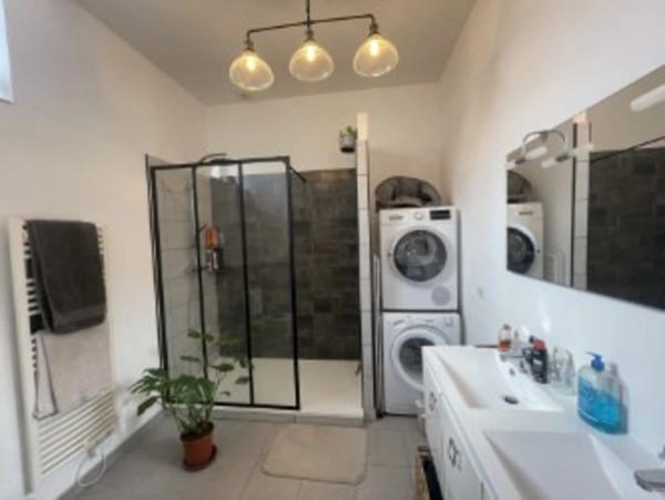 SAUMUR CENTRE-VILLE, Appartement rénové 2 chambres et bureau rénové au pied des commerces.