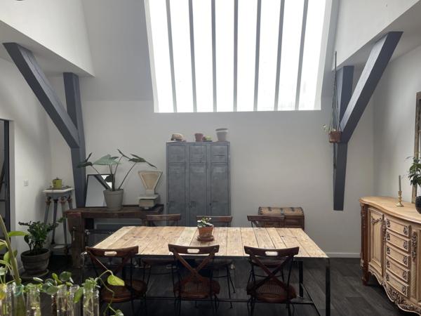 SAUMUR CENTRE-VILLE, Appartement rénové 2 chambres et bureau rénové au pied des commerces.