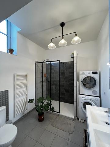 SAUMUR CENTRE-VILLE, Appartement rénové 2 chambres et bureau rénové au pied des commerces.