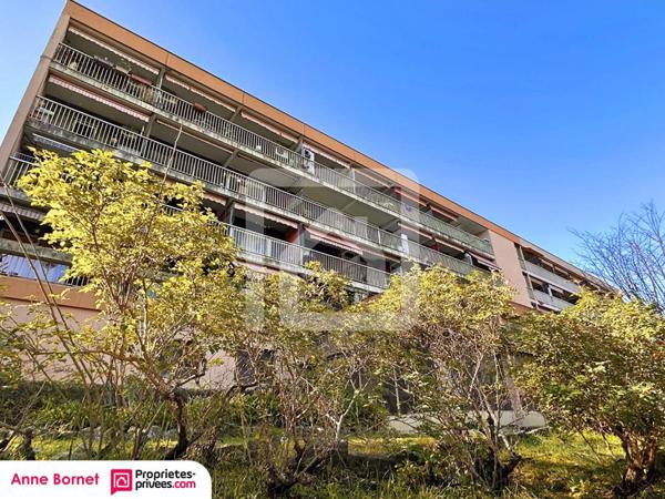 Studio 24,10 m2, terrasse, parking collectif