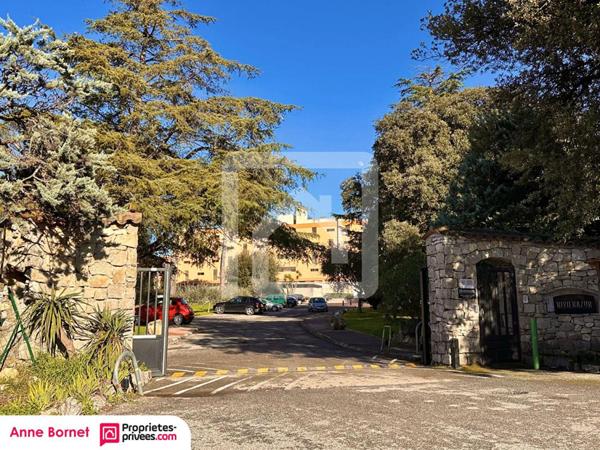 Studio 24,10 m2, terrasse, parking collectif