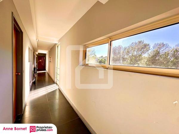 Studio 24,10 m2, terrasse, parking collectif