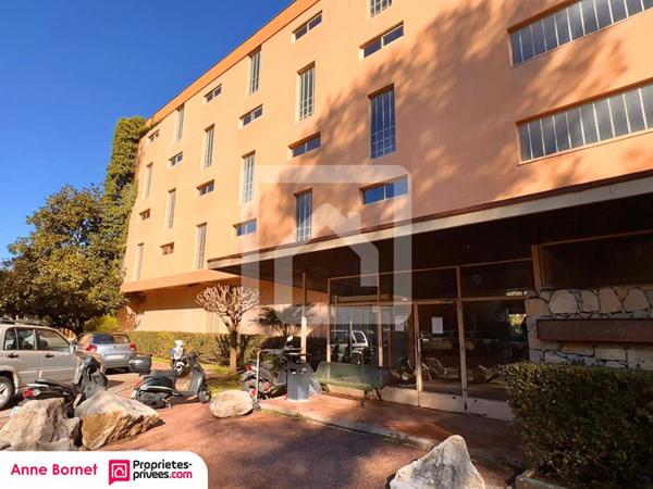 Studio 24,10 m2, terrasse, parking collectif