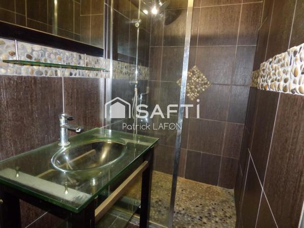 Deux appartements terrasse et garage.