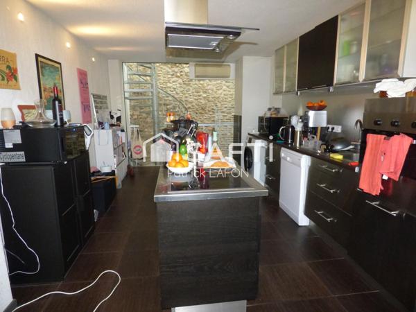 Deux appartements terrasse et garage.