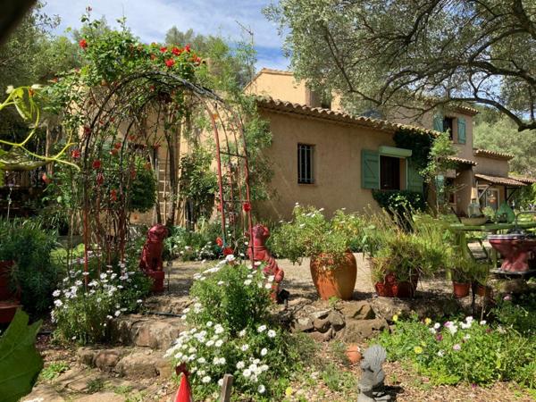 Maison à vendre    8 pièces •  Solliès-Ville