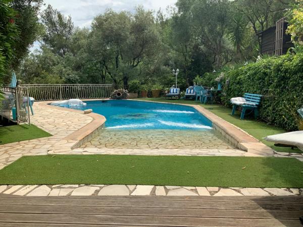 Maison à vendre    8 pièces •  Solliès-Ville