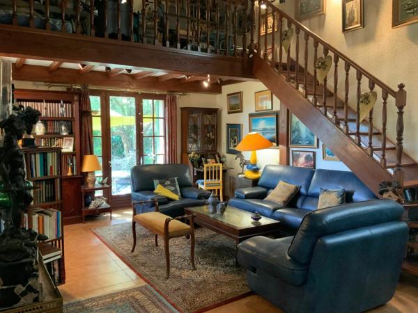 Maison à vendre    8 pièces •  Solliès-Ville