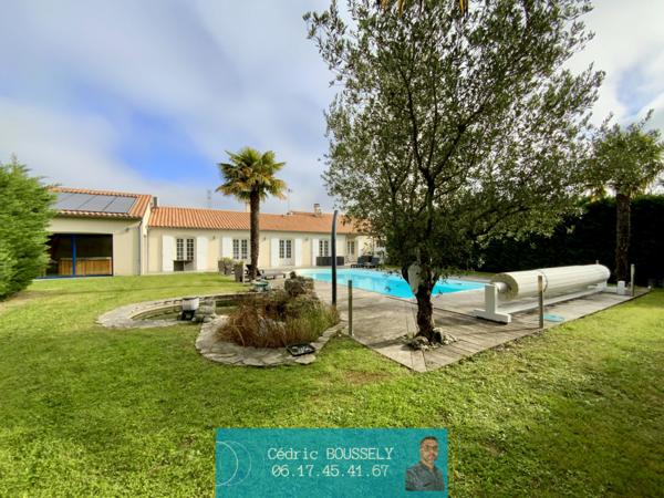 Maison Saint-savinien 9 pièce(s) piscine et local professionnel