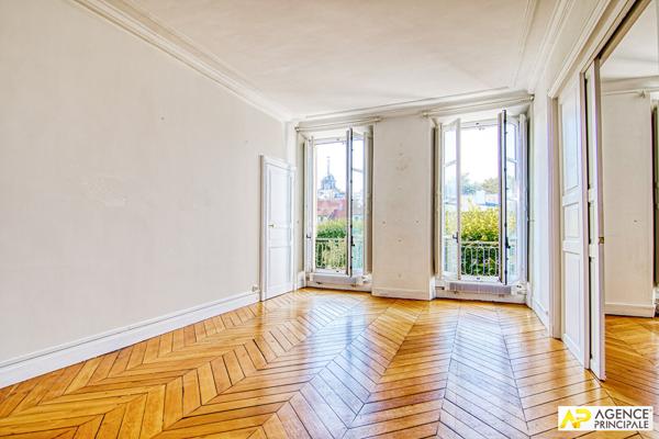 Versailles Notre dame Boulevard de la Reine , appartement 3 pièces 79M² carrez situé au 2-éme étage d'un immeuble 18 -ème. €728 000 ** - Référence 27253