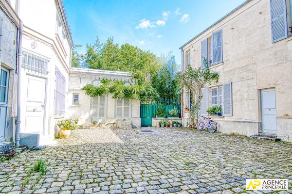 Versailles Notre dame Boulevard de la Reine , appartement 3 pièces 79M² carrez situé au 2-éme étage d'un immeuble 18 -ème. €728 000 ** - Référence 27253