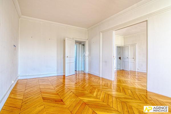 Versailles Notre dame Boulevard de la Reine , appartement 3 pièces 79M² carrez situé au 2-éme étage d'un immeuble 18 -ème. €728 000 ** - Référence 27253