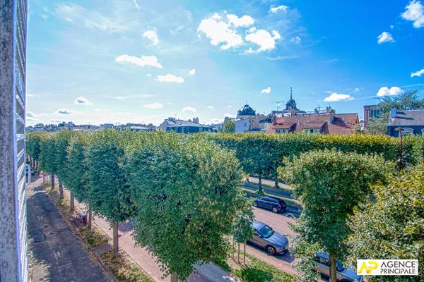 Versailles Notre dame Boulevard de la Reine , appartement 3 pièces 79M² carrez situé au 2-éme étage d'un immeuble 18 -ème. €728 000 ** - Référence 27253