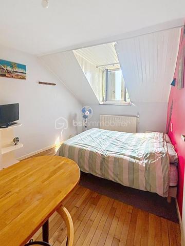 Découvrez ce studio d’environ 17 m² au sol, situé sur la commune de Louvres, dans un environnement pratique et recherché.

✨ LE BIEN EN QUELQUES MOTS

D’une superficie totale de 17 m², ce studio se compose d’une pièce principale offrant différentes possibilités d’aménagement.

Sa superficie réduite en fait un bien particulièrement adapté à un projet nécessitant un logement compact et fonctionnel.

Que vous souhaitiez réaliser votre première acquisition, disposer d’un pied-à-terre ou développer un projet d’investissement locatif, ce studio mérite votre attention.

Caractéristiques principales ➡️

Type de bien : Studio
Localisation : Louvres (95380)
Surface totale : environ 17 m²
Surface loi Carrez : 14 m²
Nombre de pièces : 1
Copropriété : Oui
Charges annuelles de copropriété : environ 750 € / an

📍 LOUVRES – UN EMPLACEMENT STRATÉGIQUE

Située dans le Val-d’Oise, la commune de Louvres bénéficie d’un environnement résidentiel tout en restant connectée aux différents pôles d’activité de la région.

La proximité des commerces, services, transports et axes routiers constitue un véritable atout pour un bien de cette catégorie.

Son emplacement peut notamment séduire les personnes recherchant une solution de logement à proximité des principaux bassins d’emploi de la région parisienne.

📞 UNE VISITE ?

Vous souhaitez en savoir davantage sur ce studio ou découvrir son potentiel ?

Contactez-nous dès maintenant pour obtenir plus d’informations et organiser une visite.

🔑 Une opportunité à découvrir sans tarder sur Louvres !