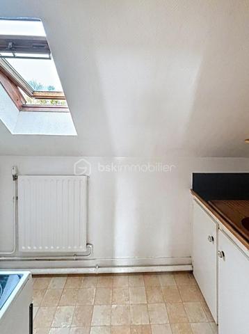 Découvrez ce studio d’environ 17 m² au sol, situé sur la commune de Louvres, dans un environnement pratique et recherché.

✨ LE BIEN EN QUELQUES MOTS

D’une superficie totale de 17 m², ce studio se compose d’une pièce principale offrant différentes possibilités d’aménagement.

Sa superficie réduite en fait un bien particulièrement adapté à un projet nécessitant un logement compact et fonctionnel.

Que vous souhaitiez réaliser votre première acquisition, disposer d’un pied-à-terre ou développer un projet d’investissement locatif, ce studio mérite votre attention.

Caractéristiques principales ➡️

Type de bien : Studio
Localisation : Louvres (95380)
Surface totale : environ 17 m²
Surface loi Carrez : 14 m²
Nombre de pièces : 1
Copropriété : Oui
Charges annuelles de copropriété : environ 750 € / an

📍 LOUVRES – UN EMPLACEMENT STRATÉGIQUE

Située dans le Val-d’Oise, la commune de Louvres bénéficie d’un environnement résidentiel tout en restant connectée aux différents pôles d’activité de la région.

La proximité des commerces, services, transports et axes routiers constitue un véritable atout pour un bien de cette catégorie.

Son emplacement peut notamment séduire les personnes recherchant une solution de logement à proximité des principaux bassins d’emploi de la région parisienne.

📞 UNE VISITE ?

Vous souhaitez en savoir davantage sur ce studio ou découvrir son potentiel ?

Contactez-nous dès maintenant pour obtenir plus d’informations et organiser une visite.

🔑 Une opportunité à découvrir sans tarder sur Louvres !