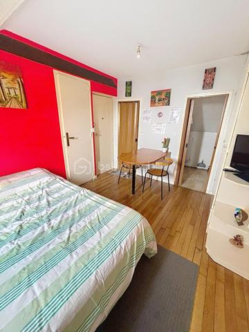 Découvrez ce studio d’environ 17 m² au sol, situé sur la commune de Louvres, dans un environnement pratique et recherché.

✨ LE BIEN EN QUELQUES MOTS

D’une superficie totale de 17 m², ce studio se compose d’une pièce principale offrant différentes possibilités d’aménagement.

Sa superficie réduite en fait un bien particulièrement adapté à un projet nécessitant un logement compact et fonctionnel.

Que vous souhaitiez réaliser votre première acquisition, disposer d’un pied-à-terre ou développer un projet d’investissement locatif, ce studio mérite votre attention.

Caractéristiques principales ➡️

Type de bien : Studio
Localisation : Louvres (95380)
Surface totale : environ 17 m²
Surface loi Carrez : 14 m²
Nombre de pièces : 1
Copropriété : Oui
Charges annuelles de copropriété : environ 750 € / an

📍 LOUVRES – UN EMPLACEMENT STRATÉGIQUE

Située dans le Val-d’Oise, la commune de Louvres bénéficie d’un environnement résidentiel tout en restant connectée aux différents pôles d’activité de la région.

La proximité des commerces, services, transports et axes routiers constitue un véritable atout pour un bien de cette catégorie.

Son emplacement peut notamment séduire les personnes recherchant une solution de logement à proximité des principaux bassins d’emploi de la région parisienne.

📞 UNE VISITE ?

Vous souhaitez en savoir davantage sur ce studio ou découvrir son potentiel ?

Contactez-nous dès maintenant pour obtenir plus d’informations et organiser une visite.

🔑 Une opportunité à découvrir sans tarder sur Louvres !