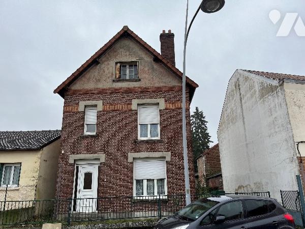 Maison d'habitation comprenant : salon-séjour, cuisine, 3 chambres, salle de bains, cave et cour.