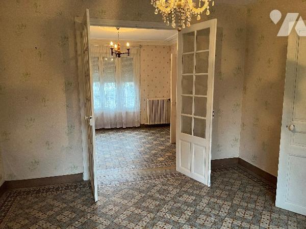 Maison d'habitation comprenant : salon-séjour, cuisine, 3 chambres, salle de bains, cave et cour.