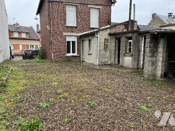 Maison d'habitation comprenant : salon-séjour, cuisine, 3 chambres, salle de bains, cave et cour.