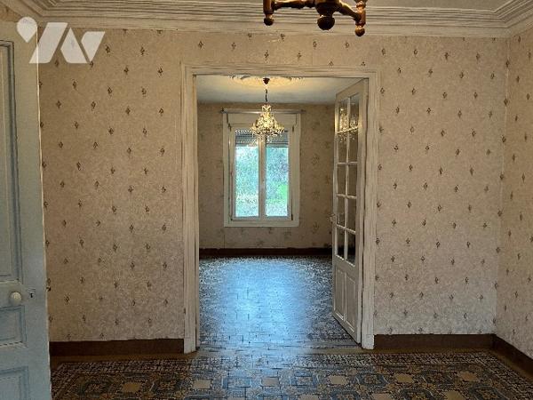 Maison d'habitation comprenant : salon-séjour, cuisine, 3 chambres, salle de bains, cave et cour.