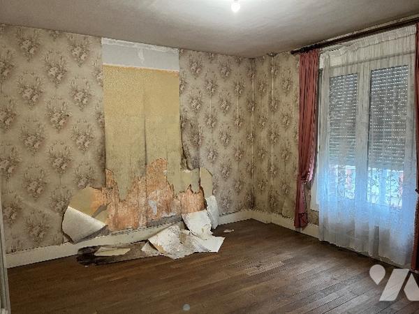 Maison d'habitation comprenant : salon-séjour, cuisine, 3 chambres, salle de bains, cave et cour.