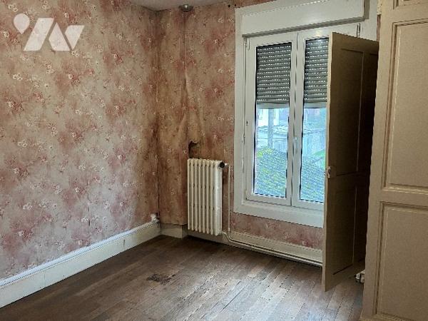 Maison d'habitation comprenant : salon-séjour, cuisine, 3 chambres, salle de bains, cave et cour.