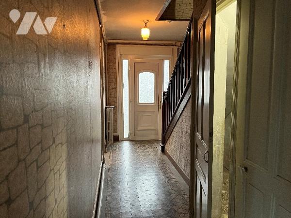 Maison d'habitation comprenant : salon-séjour, cuisine, 3 chambres, salle de bains, cave et cour.