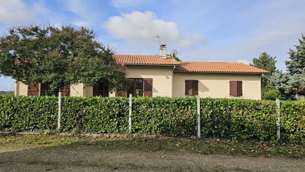 Fauguerolles (47400) Plain-pied de 137m², 3 chambres, double garage sur un terrain plat et clôturé de 2500m².