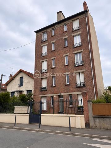 En exclusivité dans secteur recherché proche toutes commodités et charmante PETITE COPROPRIETE sécurisée et bien entretenue.
Au 1er Etage, Appartement 2P de 31m² environ : entrée - séjour - cuisine - chambre - salle d'eau/wc.
Au Rdc sur élevé : Petit Local : possibilité rangement poussette ou autres...
Au Sous-Sol : Cave. (Rénovation des caves en cours).
Appartement en location bail d'1 An. (fin 01.10.2026). Loyer mensuel : 850€ Charges comprises (100€). Taxe Foncière : 672€.
Idéal INVESTISSEURS, Taux rentabilité brute : 8,87% / Rentabilité nette (hors charges de copropriété non récupérables) : 7,24 %.
Idéal également, pour primo accédants, jeunes couples...
Faire vite !! Au plaisir pour une visite. Conseillère à votre écoute 7j/7.