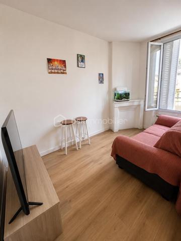 En exclusivité dans secteur recherché proche toutes commodités et charmante PETITE COPROPRIETE sécurisée et bien entretenue.
Au 1er Etage, Appartement 2P de 31m² environ : entrée - séjour - cuisine - chambre - salle d'eau/wc.
Au Rdc sur élevé : Petit Local : possibilité rangement poussette ou autres...
Au Sous-Sol : Cave. (Rénovation des caves en cours).
Appartement en location bail d'1 An. (fin 01.10.2026). Loyer mensuel : 850€ Charges comprises (100€). Taxe Foncière : 672€.
Idéal INVESTISSEURS, Taux rentabilité brute : 8,87% / Rentabilité nette (hors charges de copropriété non récupérables) : 7,24 %.
Idéal également, pour primo accédants, jeunes couples...
Faire vite !! Au plaisir pour une visite. Conseillère à votre écoute 7j/7.