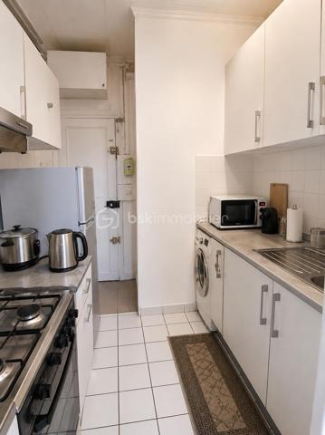 En exclusivité dans secteur recherché proche toutes commodités et charmante PETITE COPROPRIETE sécurisée et bien entretenue.
Au 1er Etage, Appartement 2P de 31m² environ : entrée - séjour - cuisine - chambre - salle d'eau/wc.
Au Rdc sur élevé : Petit Local : possibilité rangement poussette ou autres...
Au Sous-Sol : Cave. (Rénovation des caves en cours).
Appartement en location bail d'1 An. (fin 01.10.2026). Loyer mensuel : 850€ Charges comprises (100€). Taxe Foncière : 672€.
Idéal INVESTISSEURS, Taux rentabilité brute : 8,87% / Rentabilité nette (hors charges de copropriété non récupérables) : 7,24 %.
Idéal également, pour primo accédants, jeunes couples...
Faire vite !! Au plaisir pour une visite. Conseillère à votre écoute 7j/7.